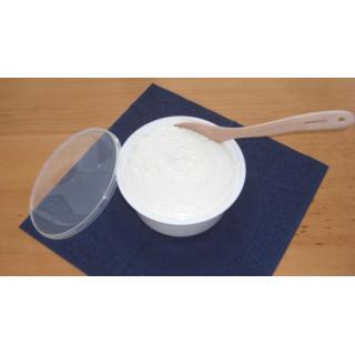 Frischkäse mit Datteln und Lauch